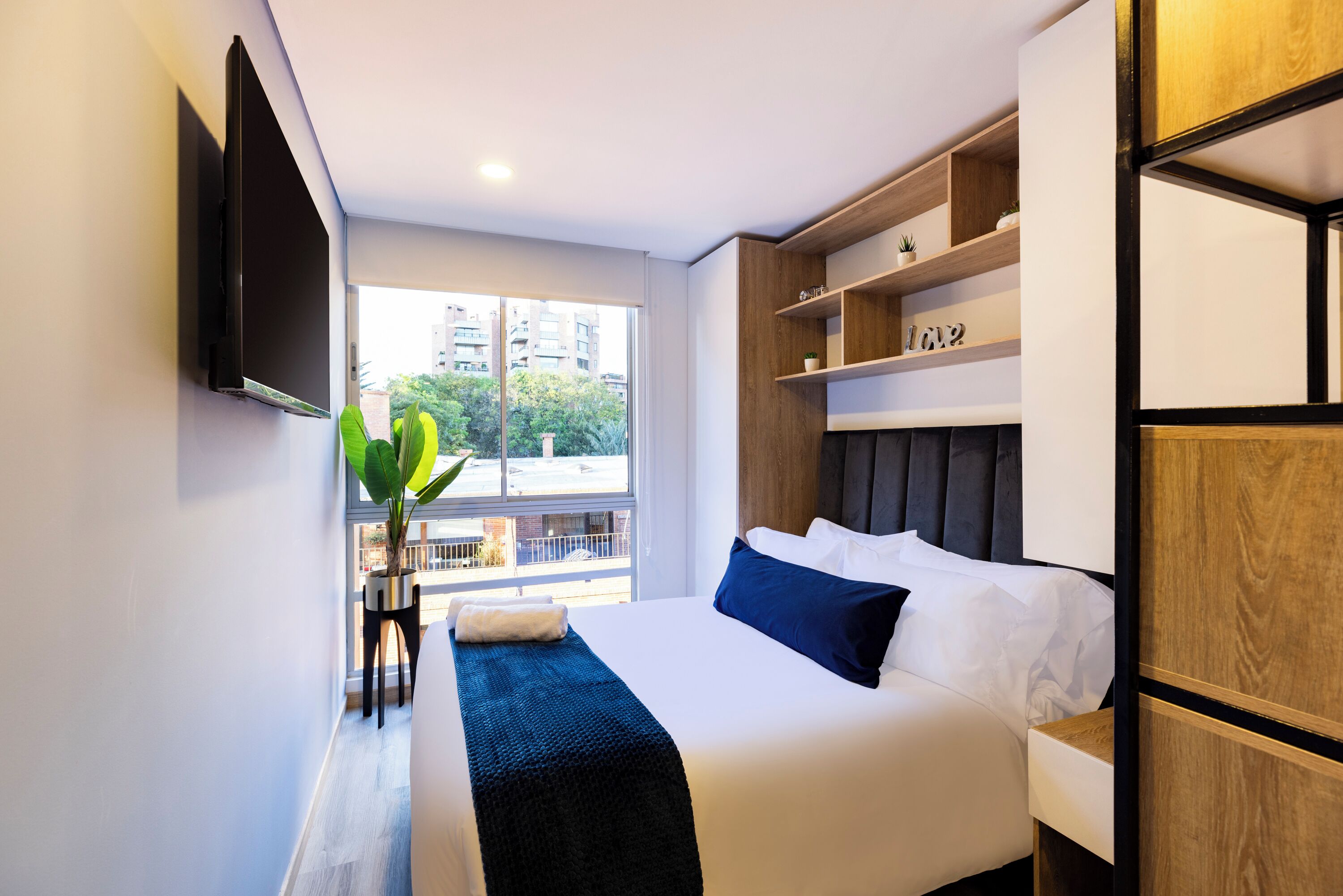 Skrivebord, strykejern/-brett, sengetøy og rullestolvennlig