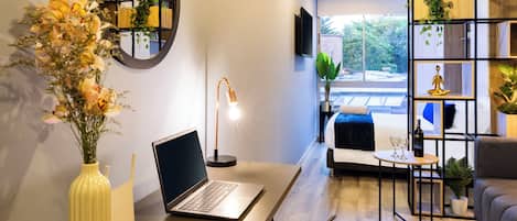 書桌、熨斗/熨衫板、床單、方便輪椅出入