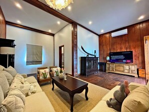 Country-Side Private Pool Villa | Wohnbereich | 40-Zoll-Smart-TV mit Digitalempfang