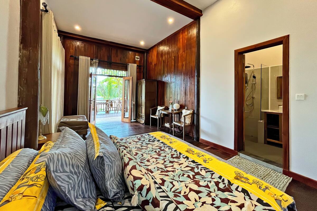 Une chambre d’hôtel équipée d’un lit, d’un bureau et d’un espace douche.