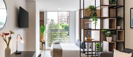 Una scrivania, ferro/asse da stiro, lenzuola, accesso in sedia a rotelle