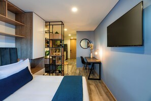 Skrivebord, strykejern/-brett, sengetøy og rullestolvennlig