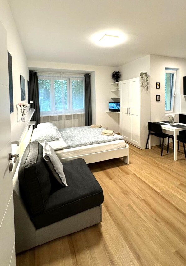 Espacio para trabajar con laptop y wifi gratis