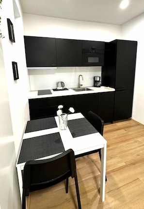 Studio Comfort - utsikt mot trädgården | Arbetsyta för laptop och gratis wi-fi