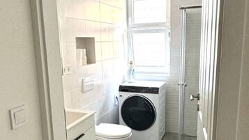 Comfort Studio, Garden View | Bathroom | Combined shower/tub, free toiletries, hair dryer, towels