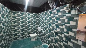 Quadruple Room, Balcony, Garden View | Bathroom | Shower, towels