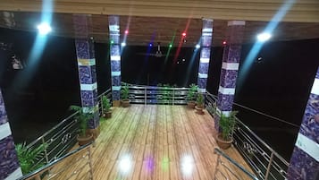 Phòng 4, ban công, quang cảnh vườn | Hiên