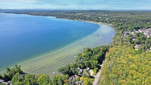 Cozy Newly Built Orillia Lakeside 5 Bedroom House! 3 minutes walk to the lake!