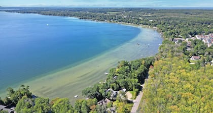 Cozy Newly Built Orillia Lakeside 5 Bedroom House! 3 minutes walk to the lake!