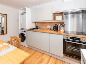 Kjøleskap, mikrobølgeovn, ovn og kaffetrakter/tekoker