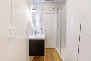 Secadora de cabello, bidet, toallas, jabón 
