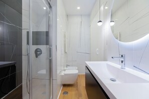 Secadora de cabello, bidet, toallas, jabón 