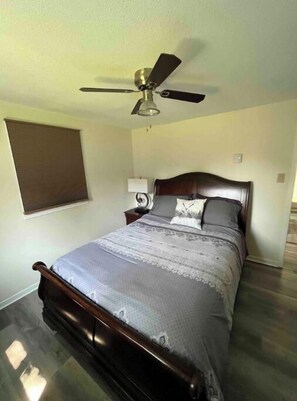 3 habitaciones, tabla de planchar con plancha, wifi y ropa de cama 