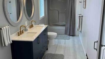 Serviettes fournies, savon, papier toilette