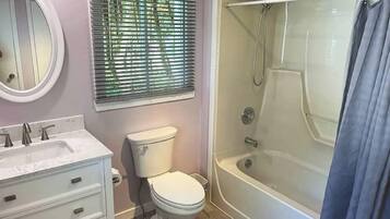 Sèche-cheveux, serviettes fournies, savon, papier toilette