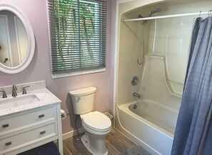 Séchoir à cheveux, serviettes fournies, savon, papier de toilette