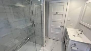 SĂšche-cheveux, serviettes fournies, savon, papier toilette