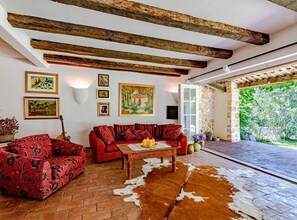 Vil·la (Two Bedroom Villa with Private Pool a) | Sala d'estar | Televisor de pantalla plana de 32 polzades amb canals per cable 