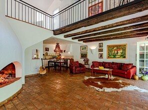 Villa (Two Bedroom Villa with Private Pool a) | Salle de séjour | Télévision à écran plat de 32 pouces avec chaînes par câble