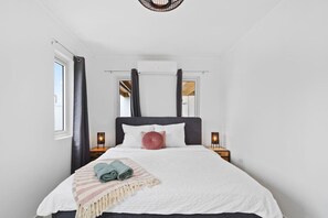 4 bedrooms, iron/ironing board, WiFi, bed sheets