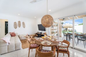 Outdoor dining - Renovated 4BR Villa with Private Pool & Gym near Palm Beach (Noord)