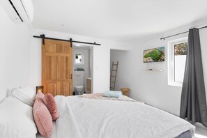 4 bedrooms, iron/ironing board, WiFi, bed sheets - NEW 4BR Villa w/ Large Pool & Gym | Villa Charly (Noord)