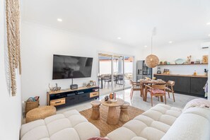 Fernseher, Tischtennisplatte