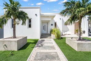 Exterior - Renovated 4BR Villa with Private Pool & Gym near Palm Beach (Noord)