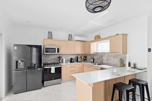 冷蔵庫、電子レンジ、オーブン、食器洗い機