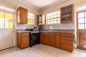 Jääkaappi, mikroaaltouuni, liesi, kahvin-/teenkeitin