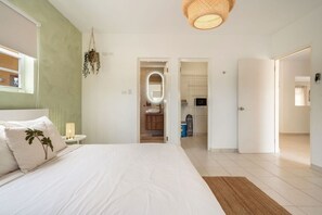 4 bedrooms, desk, travel cot, free WiFi