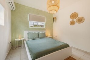4 bedrooms, desk, iron/ironing board, travel cot - Casa Amarilla 8 mins from the beach (Oranjestad)