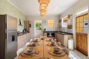 Fridge, microwave, oven, stovetop - Casa Amarilla 8 mins from the beach (Oranjestad)