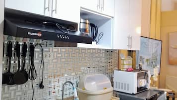 Fridge, microwave, stovetop, electric kettle