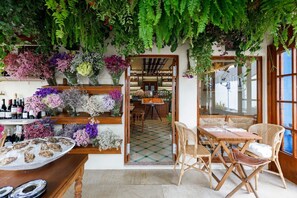 屋外ダイニングエリア