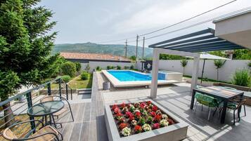 10 outdoor pools