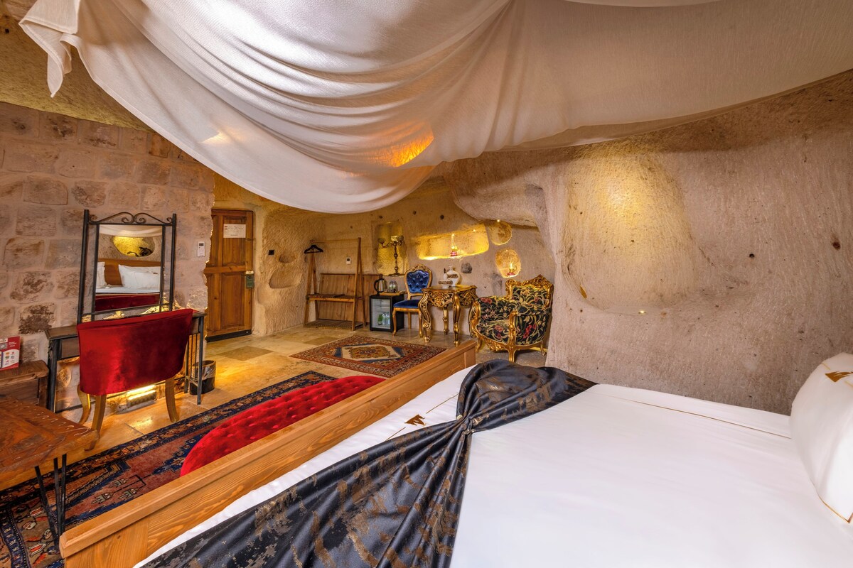 Royal Room | Minibar (some free items), blackout drapes, iron/ironing board