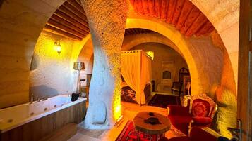 Honeymoon Room | Free minibar items, blackout drapes, iron/ironing board, free WiFi