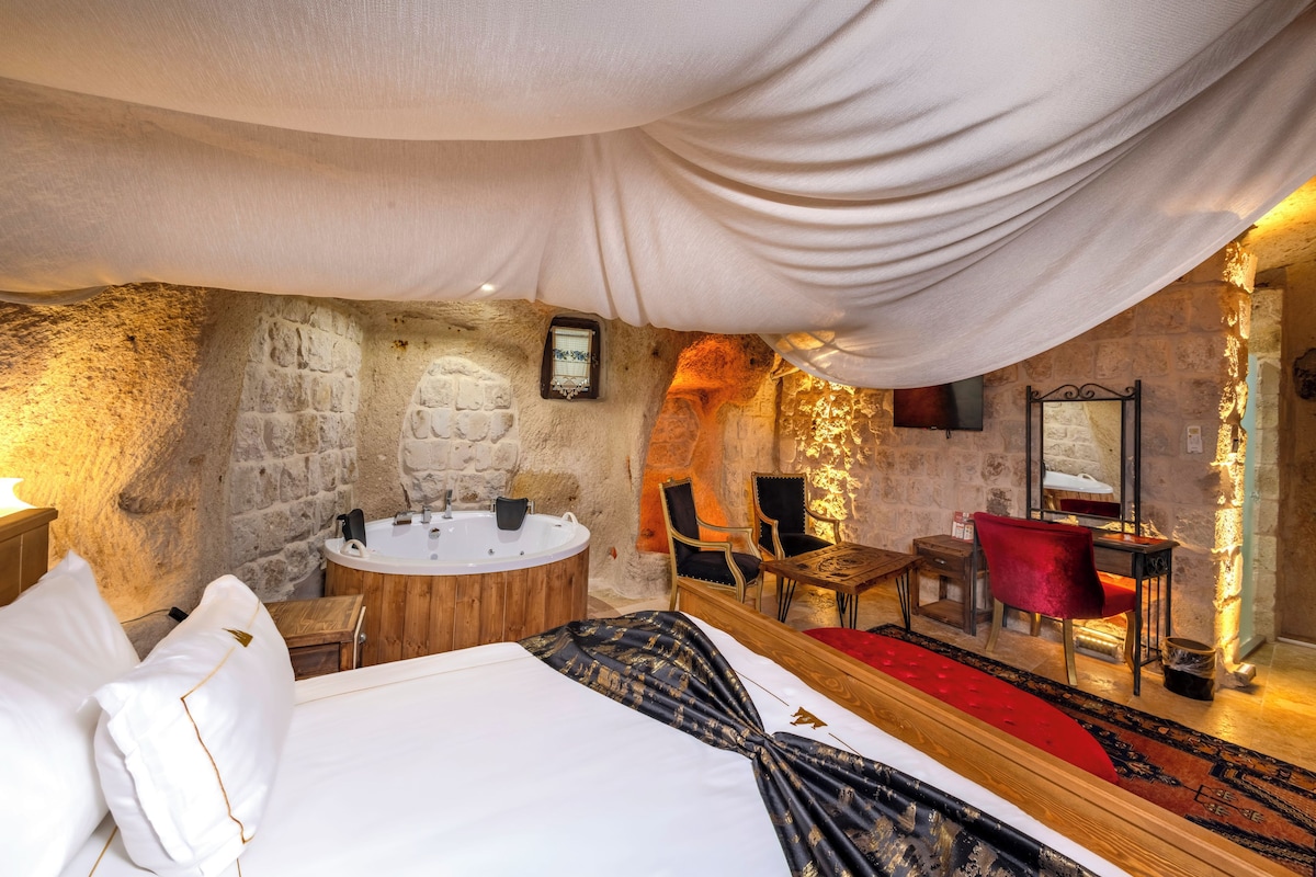 Royal Room | Minibar (some free items), blackout drapes, iron/ironing board