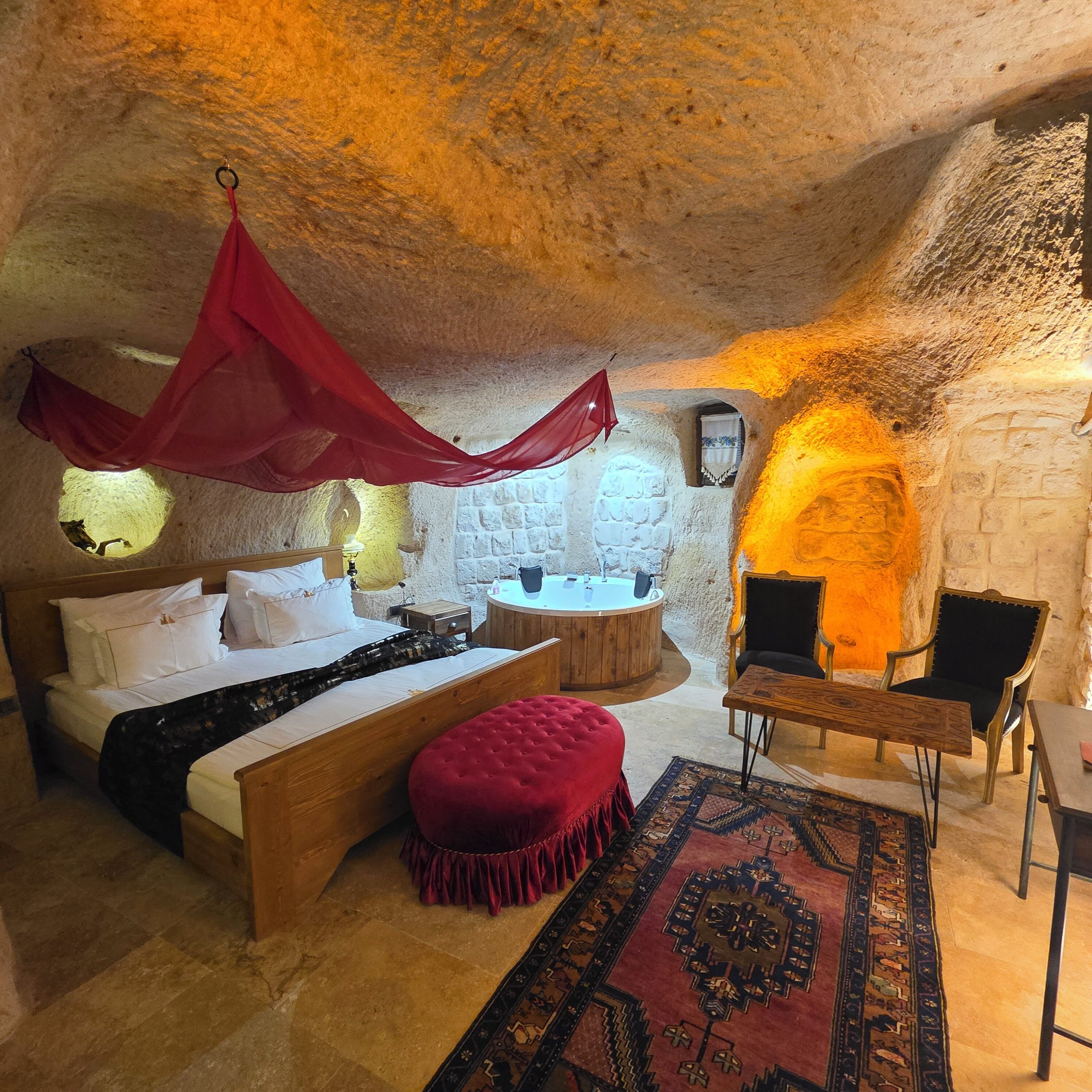 Royal Room | Free minibar items, blackout curtains, iron/ironing board, free WiFi