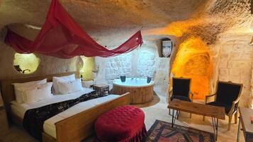 Royal Room | Free minibar items, blackout curtains, iron/ironing board, free WiFi