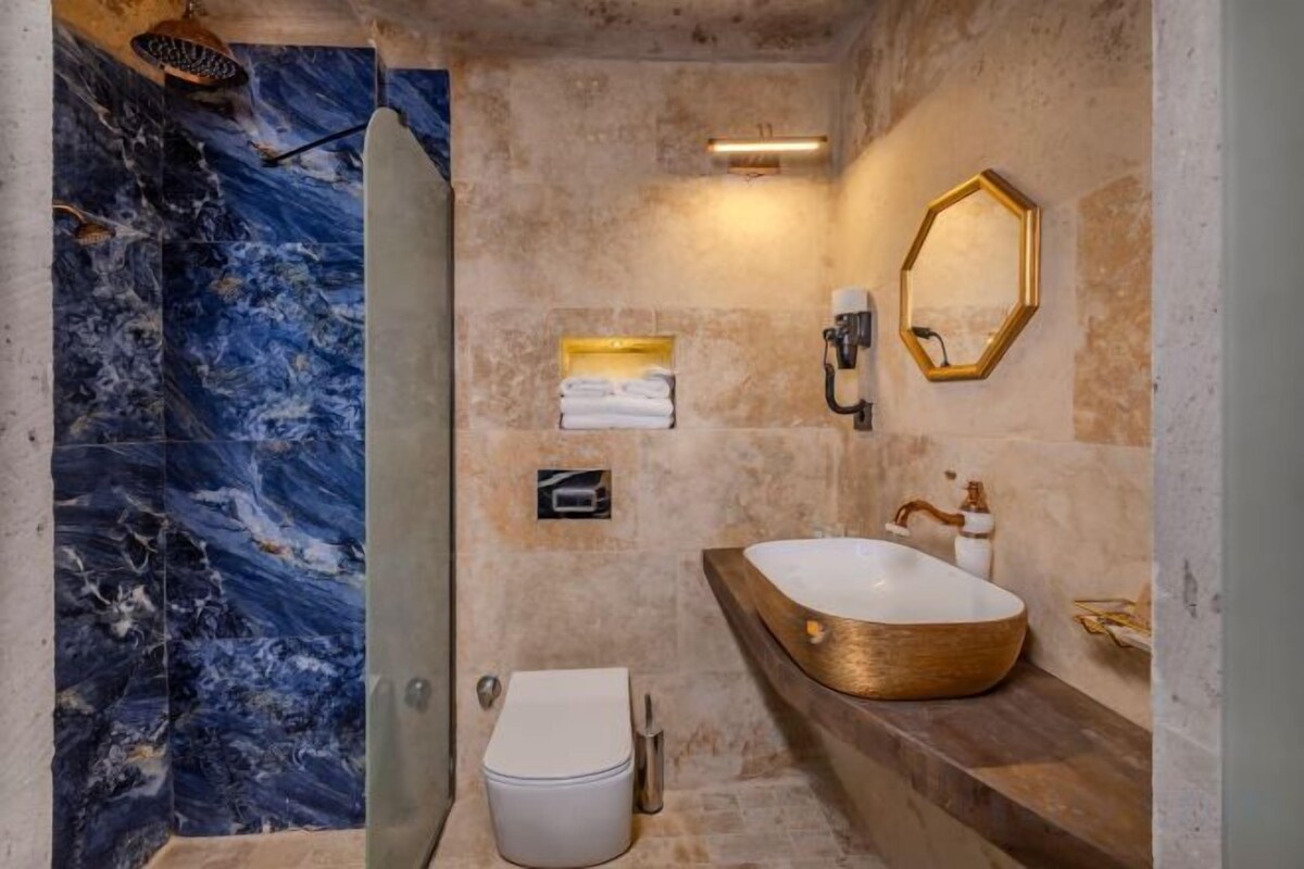 Bathroom | Free toiletries, hair dryer, slippers, heated floors (bathroom)