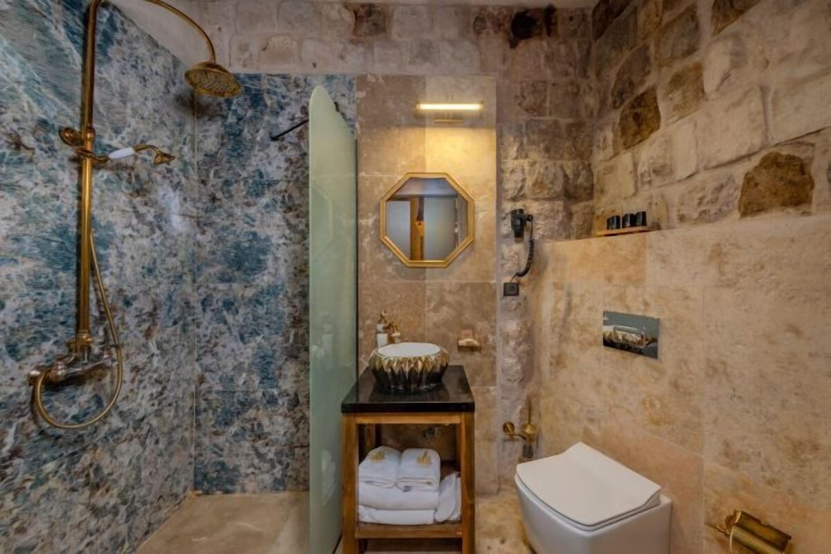 Bathroom | Free toiletries, hair dryer, slippers, heated floors (bathroom)