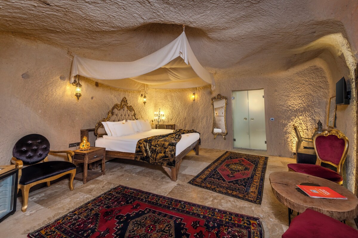 Exclusive Double Room, Private Bathroom | Minibar (some free items), blackout drapes, iron/ironing board
