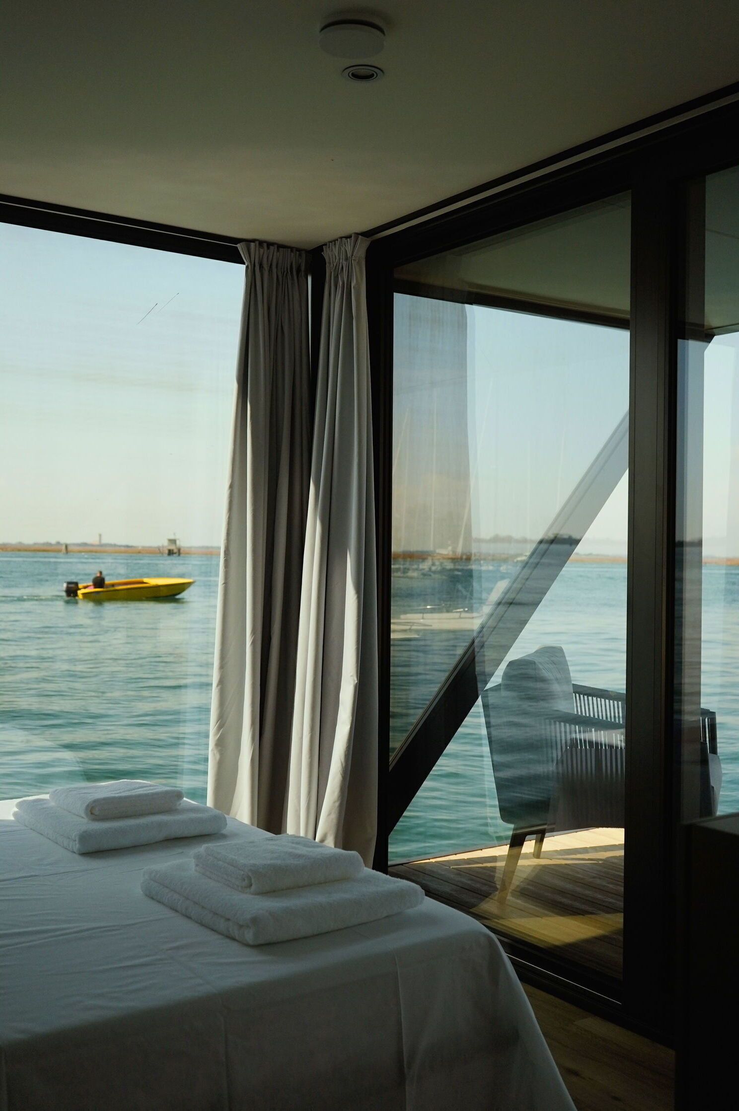 1 habitación, tabla de planchar con plancha y cuna de viaje 