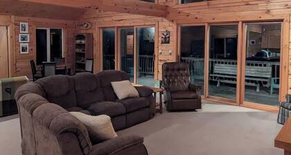Lake front timber cottage amongst towering pines. Family and pet friendly