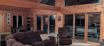 Lake front timber cottage amongst towering pines. Family and pet friendly