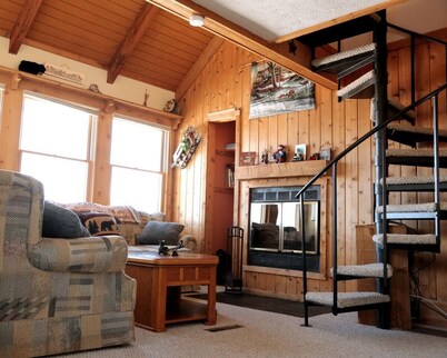 1BR cabin plus loft sleeps 6 fantastic views