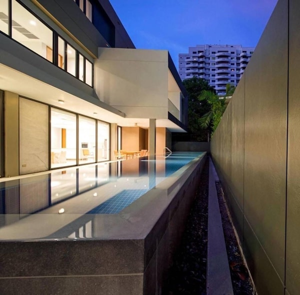 Ekkamai Villa Sleeps 12 With Cinema - Bangkok