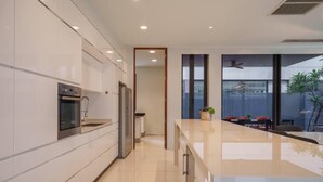 Vila | Dapur pribadi | Lemari es, microwave, oven, dan kompor